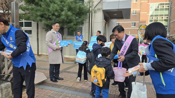 2. 등굣길 학교폭력 예방 캠페인 실시 (2)
