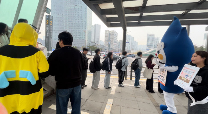 1-2. 인천대, 등굣길 일자리홍보 캠페인 진행1