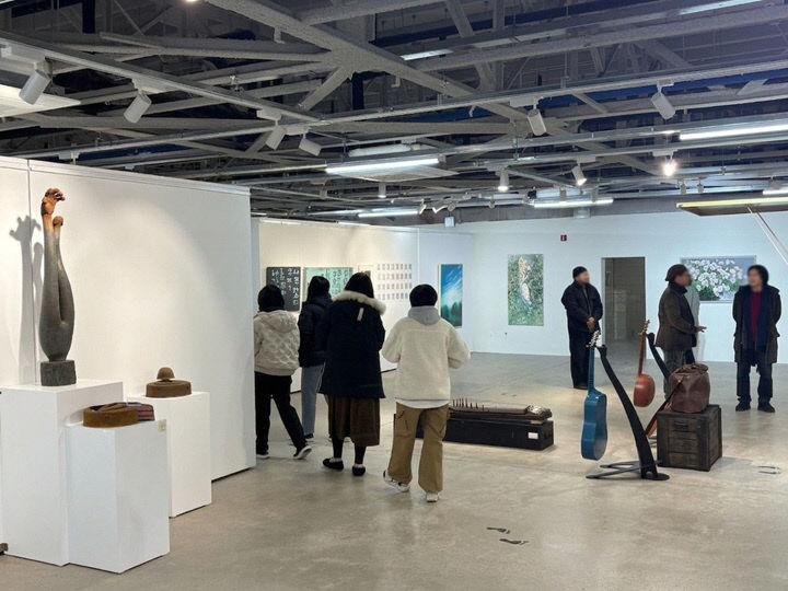 9-1. 파주 평화뮤지엄 에스(S)827, 봄 햇살 따라 시민들로 북적