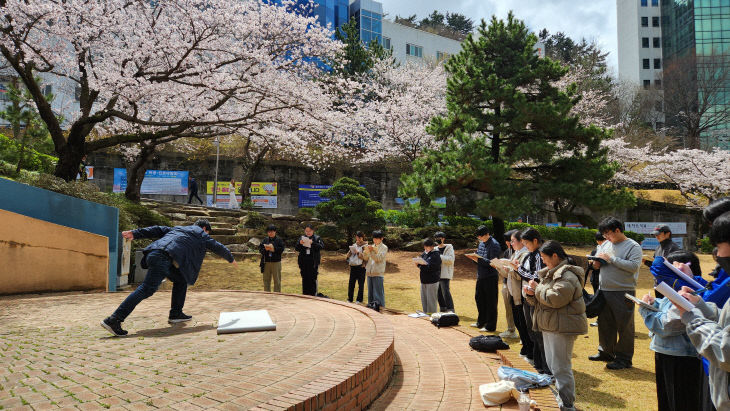 영산대 웹툰학과가 지난달 31일 벚꽃이 만개한 캠퍼스 다.