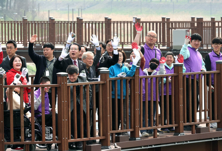 괴산오작교에서 기념사진을 찍고 있다. (2)