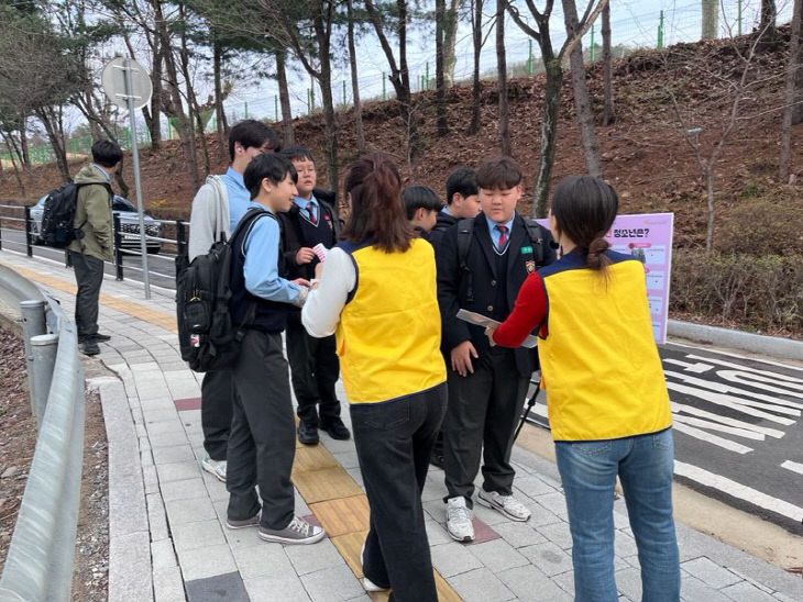 충주시남자단기청소년쉼터, 하굣길 아웃리치실시 (3)