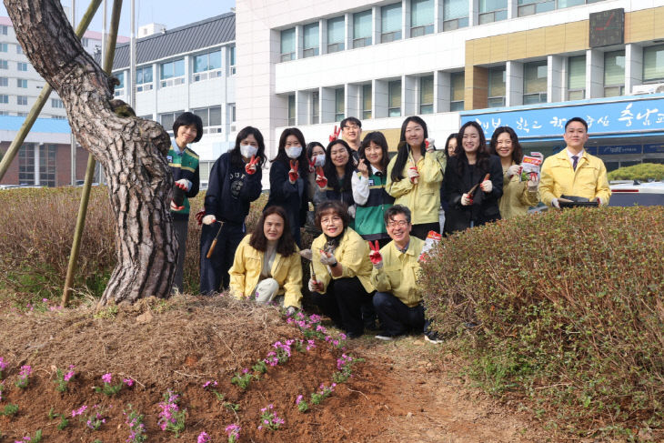 논산계룡교육지원청, 식목일 기념 수목 관리 행사 진행_1