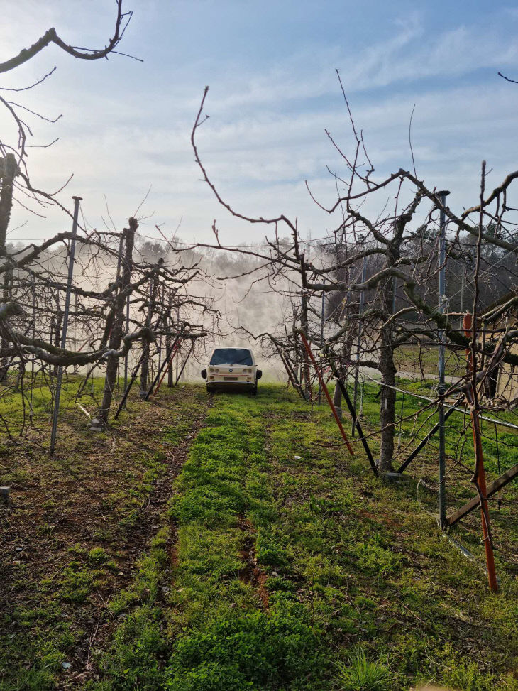 서천 과수 농가가 화상병 예방을 위해 방제작업을 하고 있다