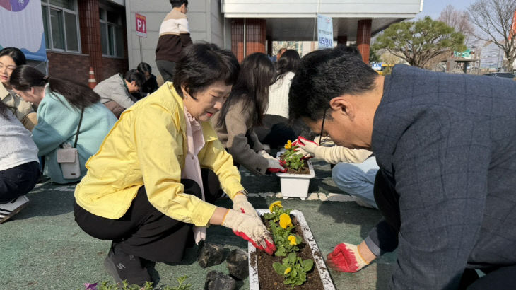 금산교육지원청, 전 직원 식목행사