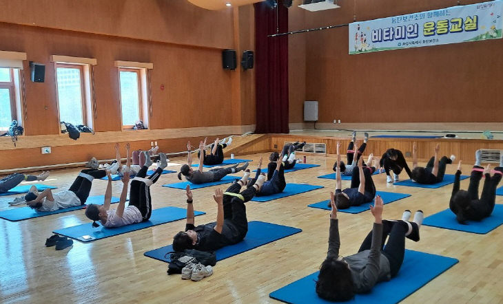 6. 비타미인 운동교실 참가자들이 단체 운동을 하고 있다 (1)