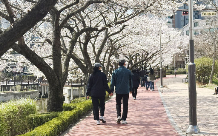 2. 중앙호수공원을 걷고 있는 시민 모습