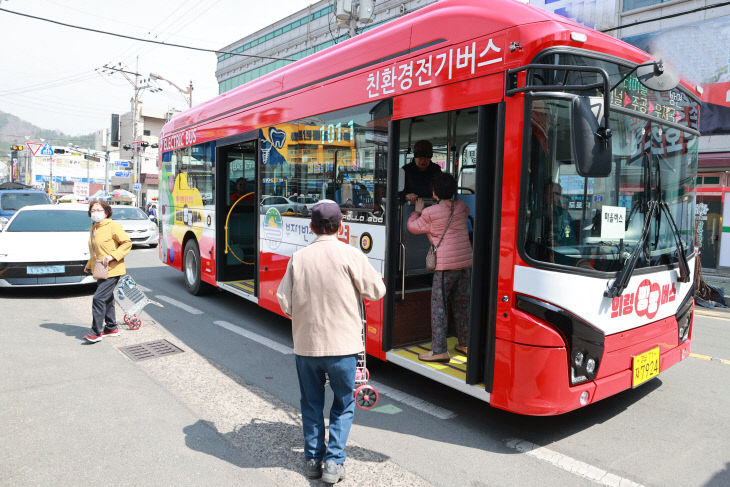 주민들이 의령빵빵버스에 탑승하고 있다