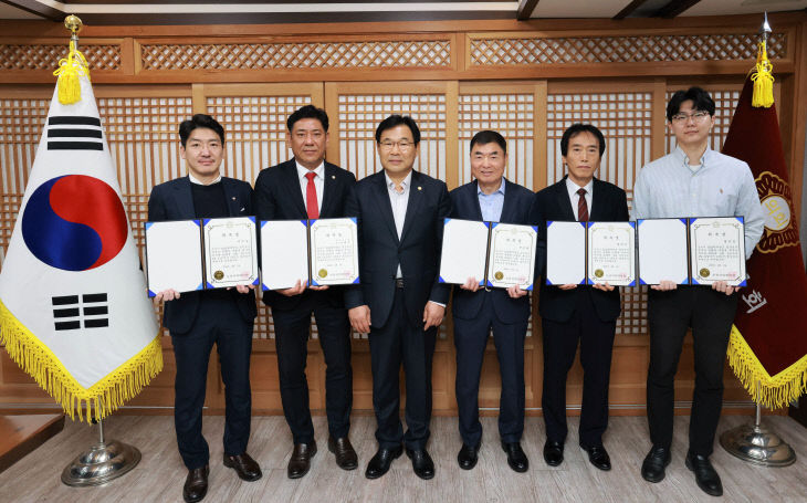 논산시의회, 2025회계연도 결산검사위원 위촉장 수여