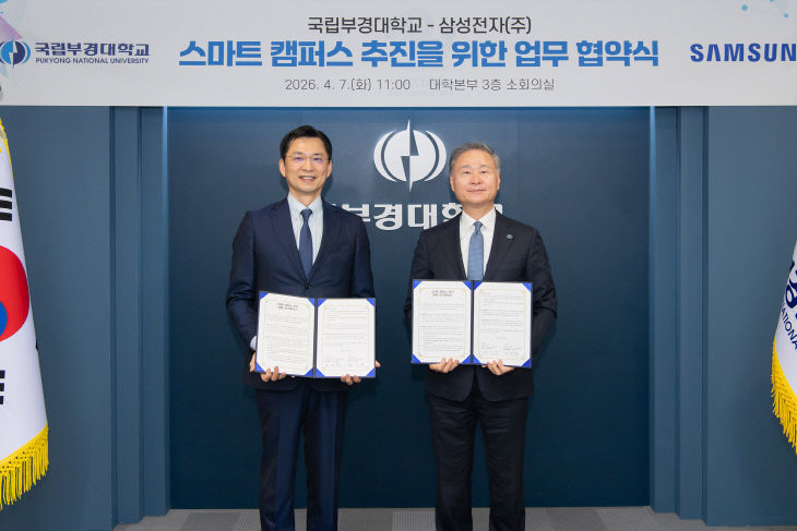 배상훈 총장(오른있다.