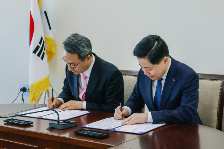 (사진1) 인천항만공사 업무협약을 체결하고 있다