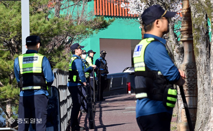 대전오월드 늑대 탈출…생포에 집중하는 소방과 경찰