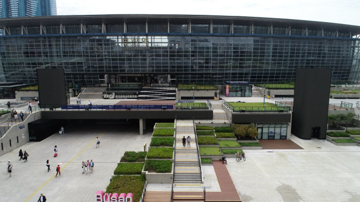 부산역 광장에 조성된 유라시아 관문의 거점제공)