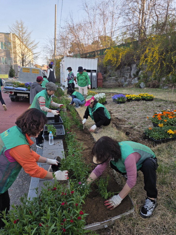 260410 교현2동 꽃으로 아름다운 거리 조성 스타트1