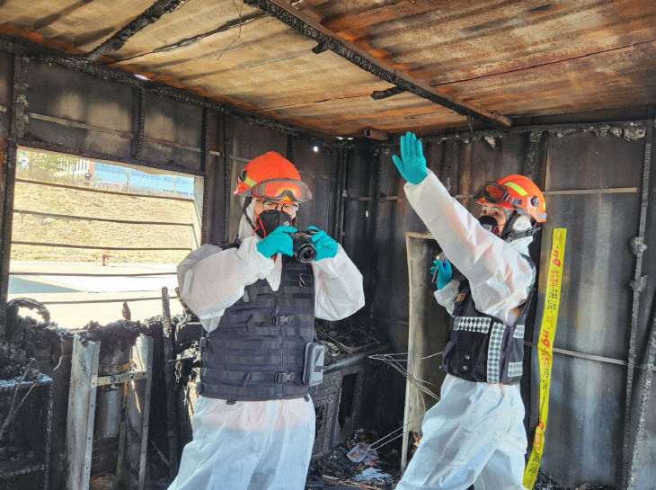 서천소방서 대원들이 화재감식을 하고 있다