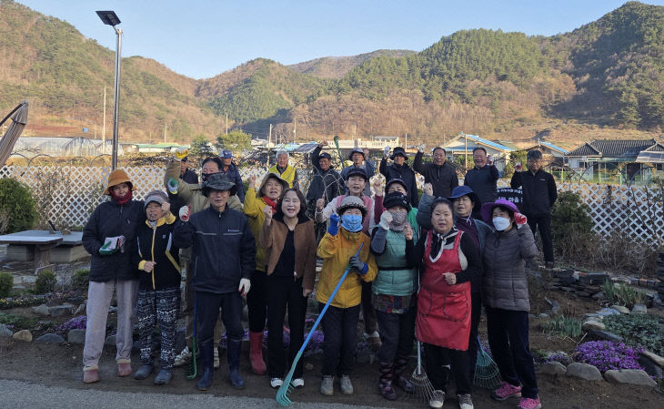 괴산군 청천면 덕평1리 주민들이 7일 환경정화 활동.