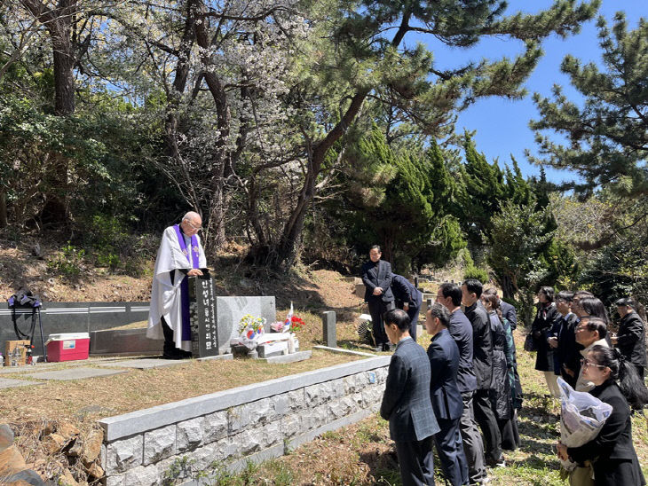 故안성녀여사 72주기 추모 묘소 참배