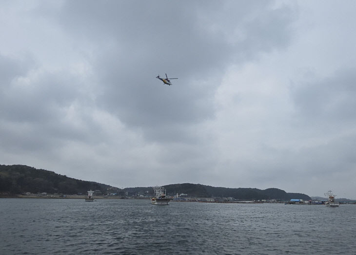 구매항 인근 미출수자를 수색중인 해양경찰 헬기의 모습