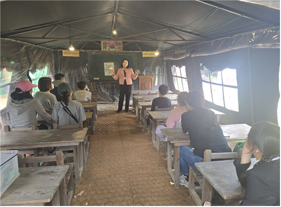 임시수도기념관 야외정원 내 천막교실 교육 사진