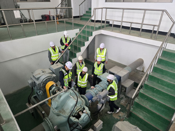 서천지사가 영농기를 맞아 농업시설물을 점검하고 있다