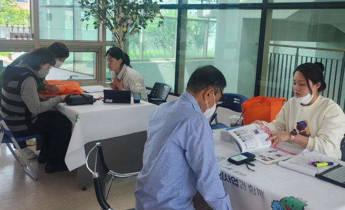 1. 보건소에서 건강관리 상담 중인 모습