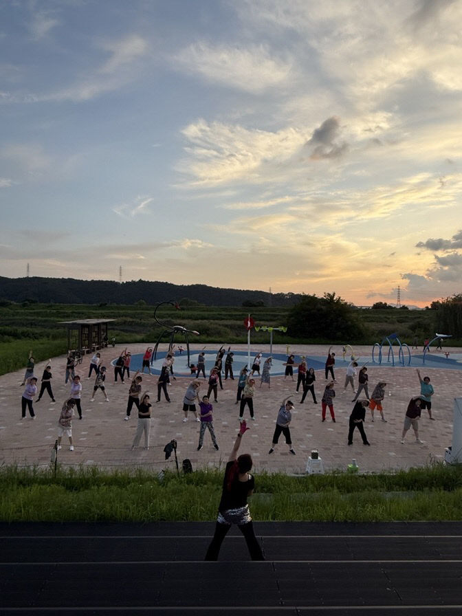 17. 파주보건소, ‘문산노을길 달빛 운동교실’ 운영