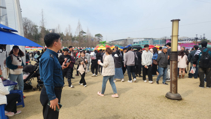 논산딸기축제장 안전관리 장면