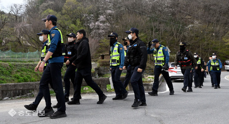 20260414-늑구 포획에 투입되는 경찰