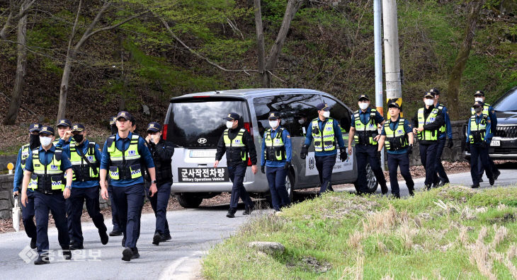 20260414-늑구 포획에 투입되는 경찰3