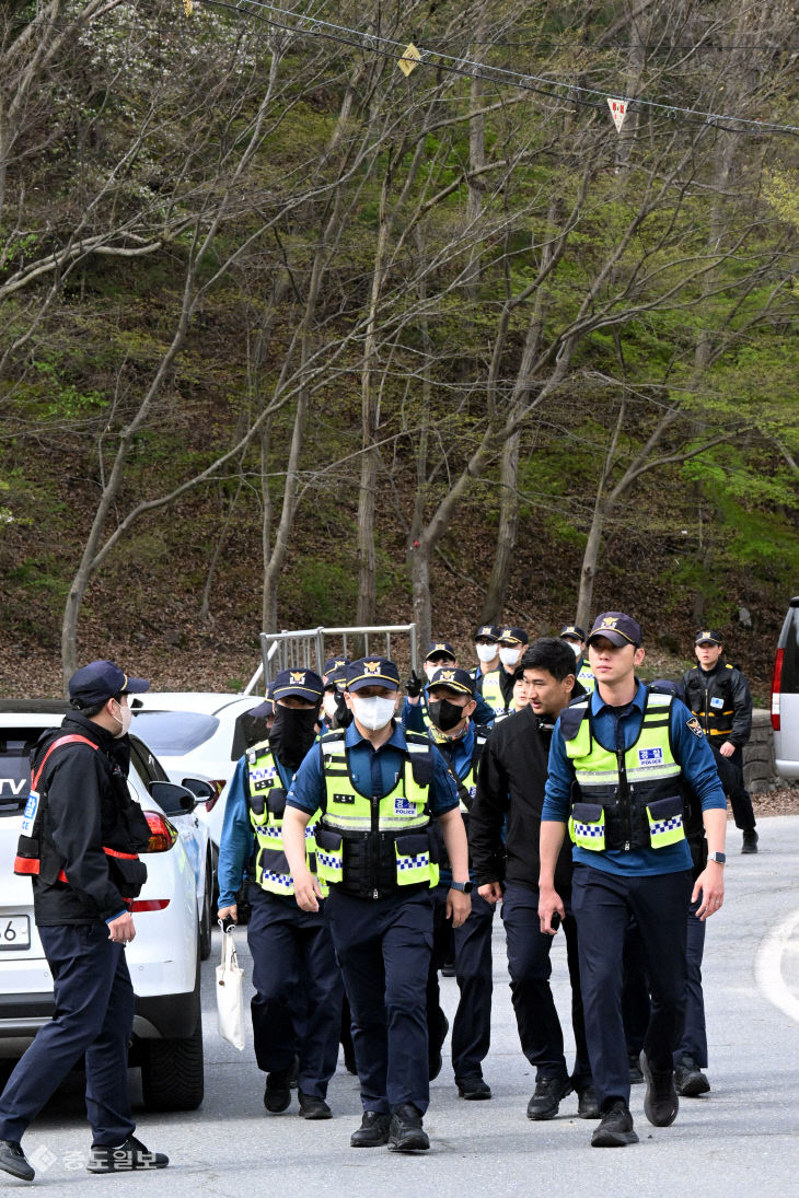 20260414-늑구 포획에 투입되는 경찰2