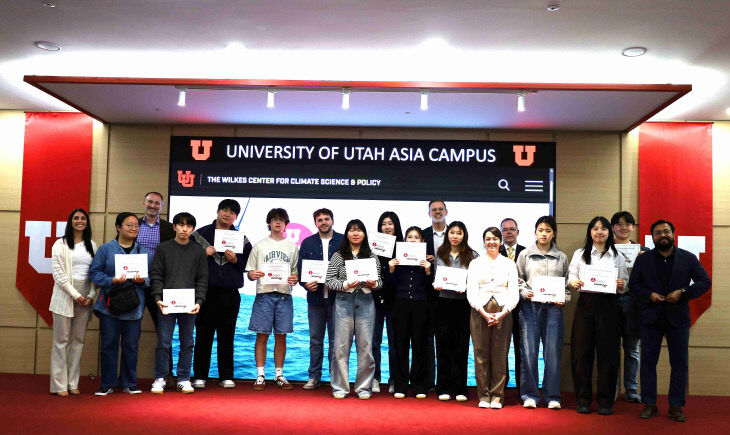 유타들이 기념촬영을 하고 있다