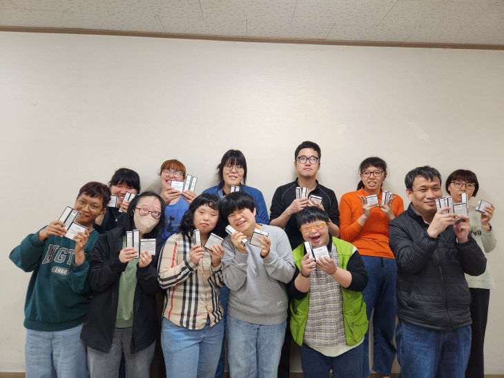 이젤피아 후원품 전달식 사진 2 (1)