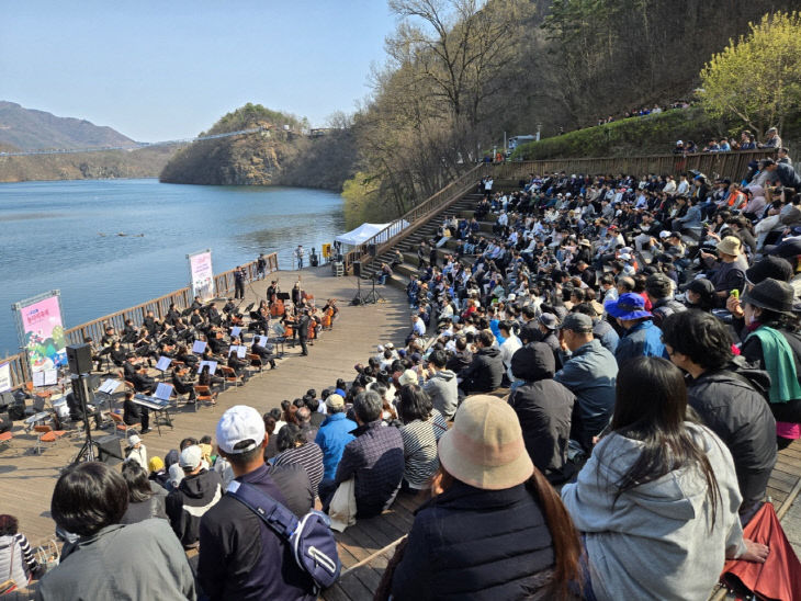 생거진천문화재단 기획 무대(군립교햑안단 공연)