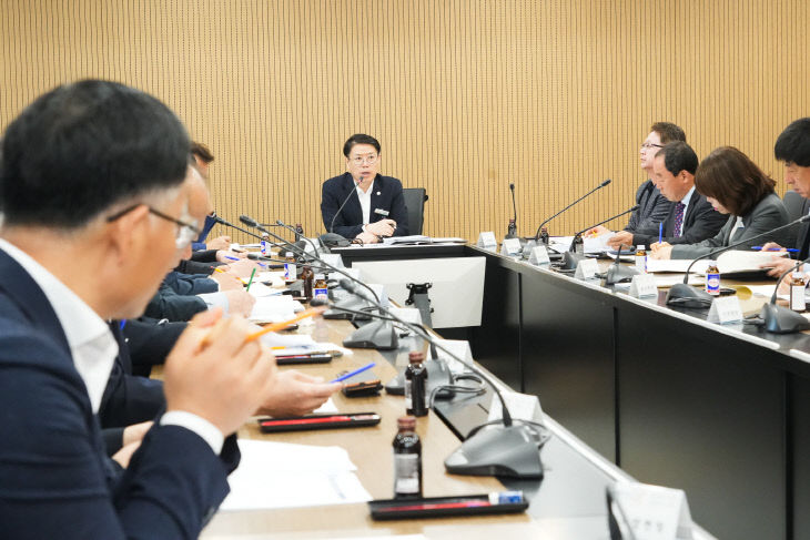 유재영 서천군수 권한대행이 현안회의를 주재하고 있다