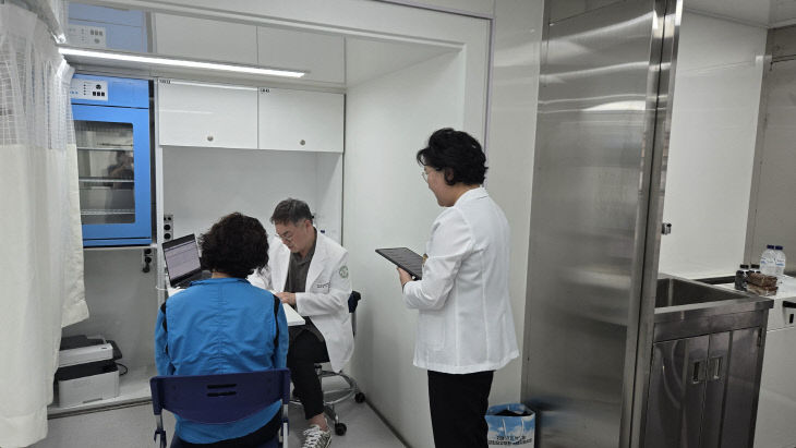 '충북형 이동진료서비스' 운영 모습.(사진=음성군 제공)