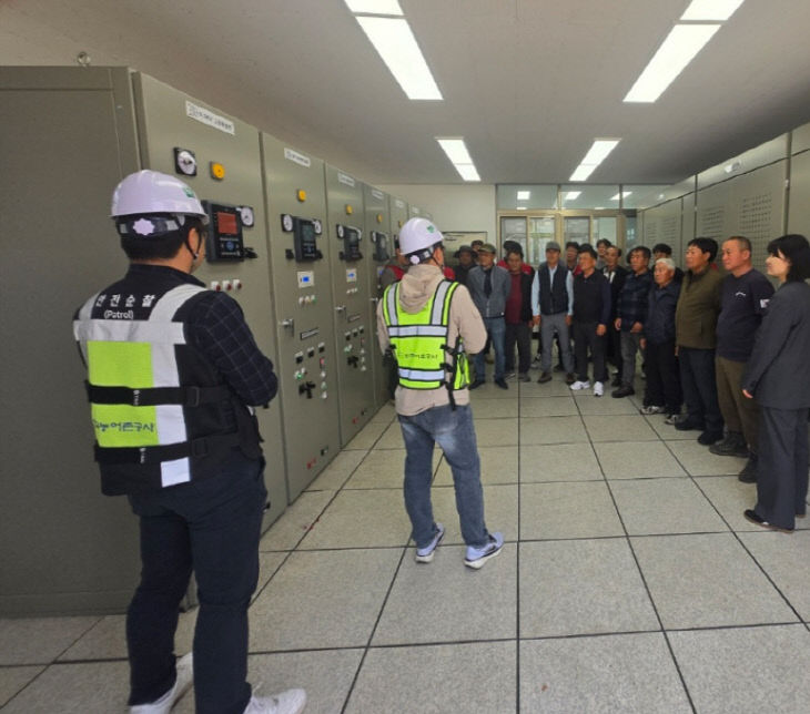 서천지사가 종천양수장에서 시설관리 현황을 설명하고 있다