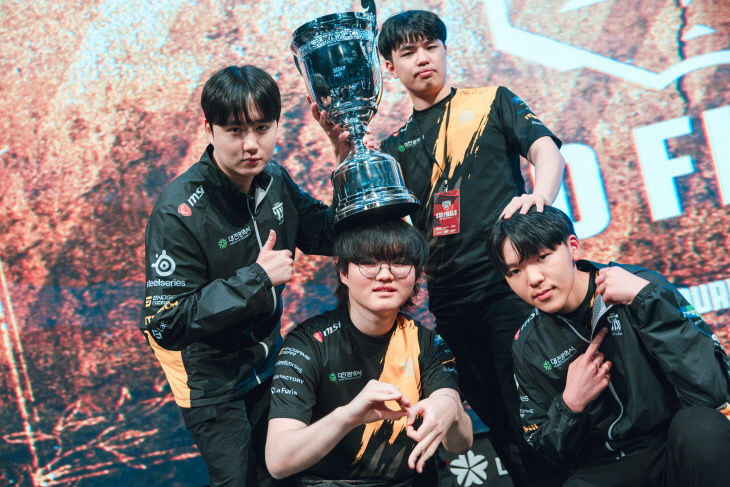 (보도기사 사진) 오토암즈 우승 기념사진