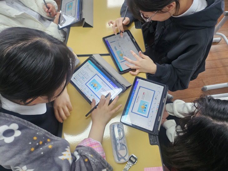 서천여중고 학생들이 디지털 기기를 활용해 수업하고 있다