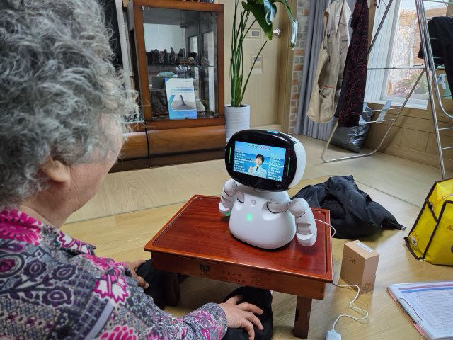 한 어르신이 가정에서 AI 반려로봇 서비스를 이용하고 있다.(사