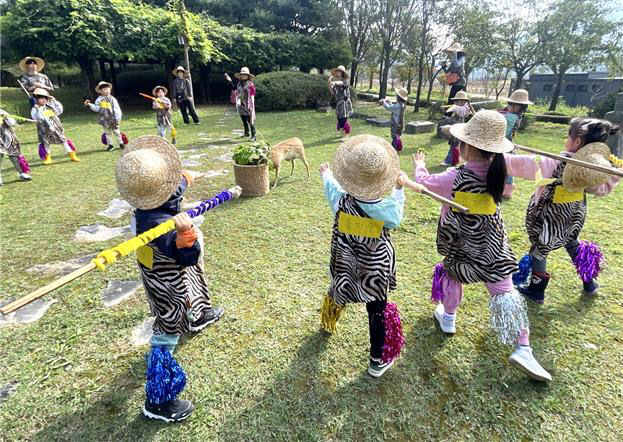 창(도구)을 이용해 동물을 사냥하는 선사문화 체험 프로그램 운