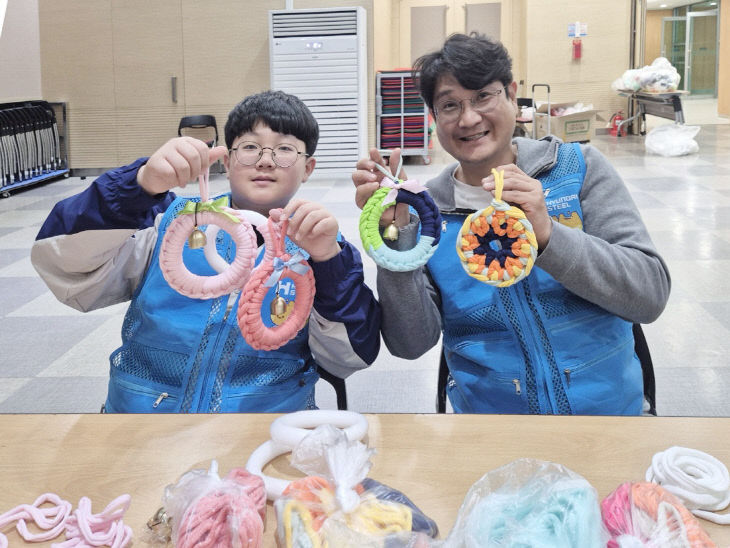 기념촬영을 하고 있다 (2)