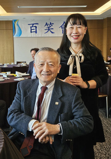 김석우 이사장과 필자