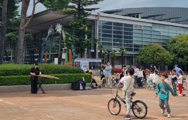 ===2025 상설공연 멋부림 금정버스킹 전경