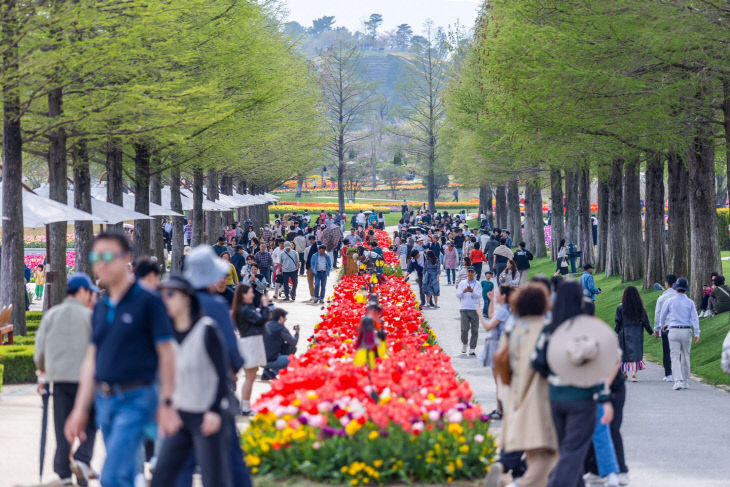 사본 -1 봄철 순천만국가정원을 찾은 많은 관람객