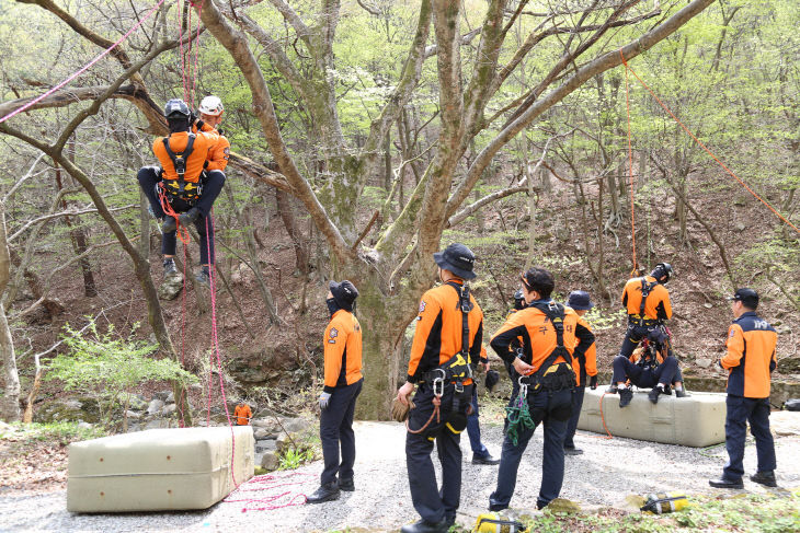4.22. 공주소방서, 봄철 산악구조훈련’ 실시 (3)