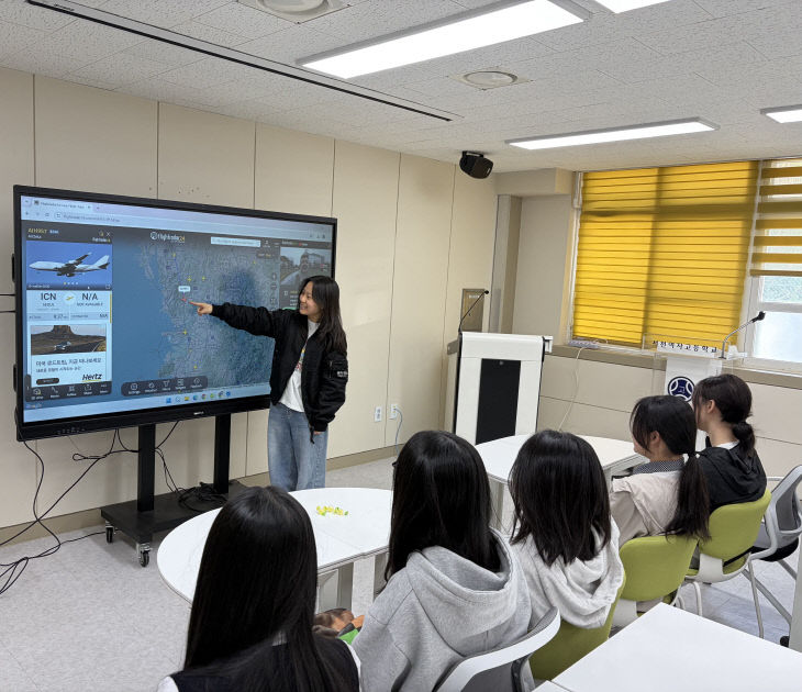 서천여고 과학동아리 학생들이 탐구활동을 하고 있다