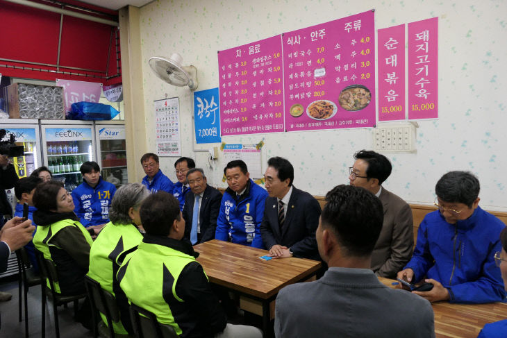 서천특화시장 상인들과 대화하고 있는 박수현 충남도지사 후보