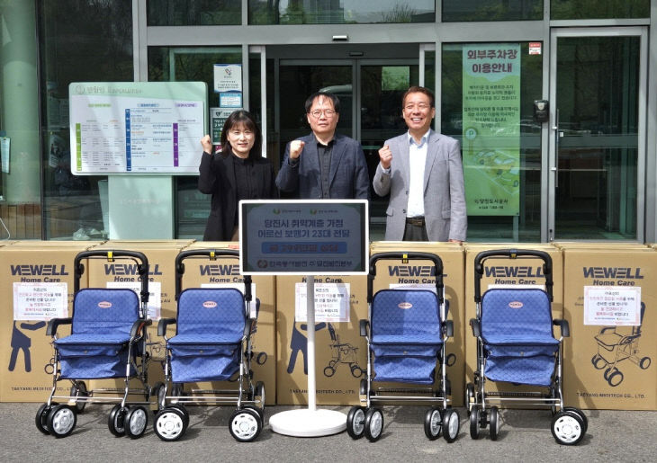 사본 - (사진2)취약계층 어르신 대상 보행기 전달식