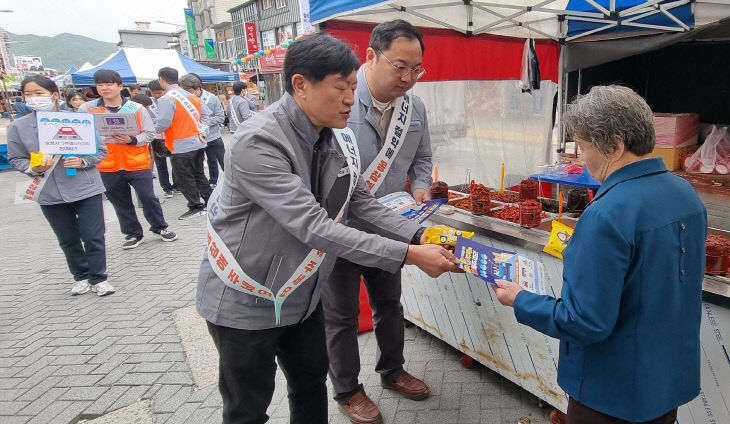 김동현 본부장과 신태수 한국동서발전노동조합 음성지부위원장