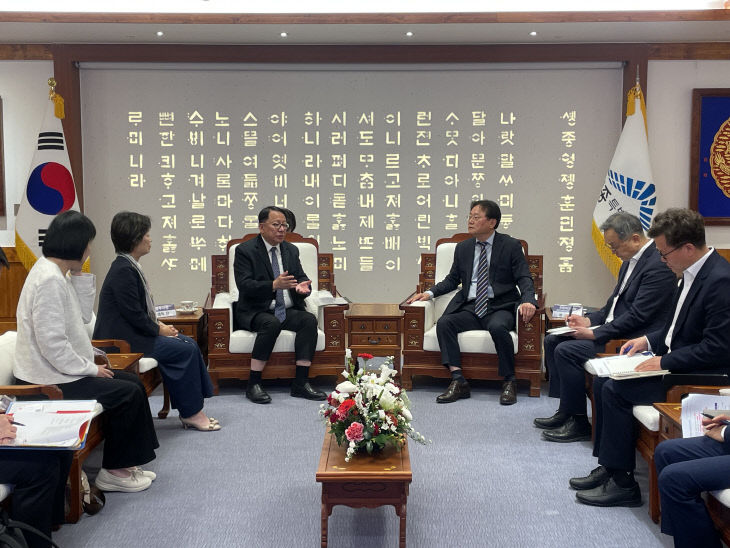 에릭 찬 홍콩 정무사장(왼쪽부터)과 이호식 세종시 국제관계